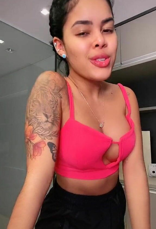 Sthefane Matos (@sthefane.matos) #cleavage  #crop top  #pink crop top  #tattooed body  «Ooohhh Julianaa»