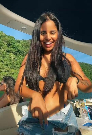 Tati Nunes (@tati.nunes) #bikini top  #black bikini top  #boat  #booty shaking  #jeans shorts  #bouncing boobs  «A Letícia no fundo sem entender...»