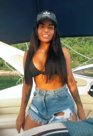 Tati Nunes (@tati.nunes) #bikini top  #black bikini top  #booty shaking  #shorts  #boat  #cleavage  «Eu tentando ter equilíbrio pra...»