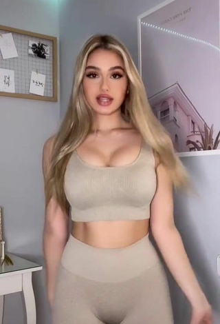 Teressa Dillon (@teressanz) #cleavage  #bouncing boobs  #sport bra  #beige sport bra  #booty shaking  «ig: Teressanz_ #oike #viral #fy»