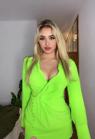 Teressa Dillon (@teressanz) #cleavage  #dress  #lime green dress  #booty shaking  «New trend   #ph #latina #fyppppp...»