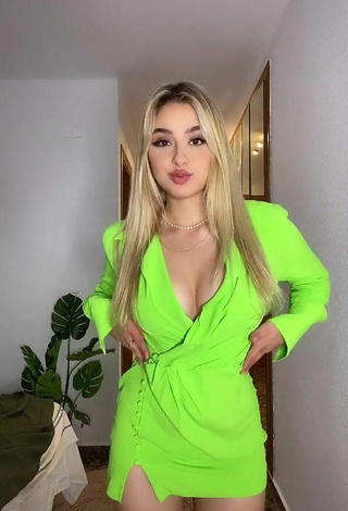 Teressa Dillon (@teressanz) #cleavage  #bouncing boobs  #dress  #lime green dress  #booty shaking  «#»