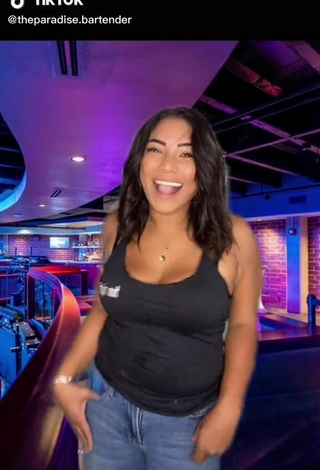 Ashley Hupp (@theparadise.bartender) #cleavage  #bouncing boobs  #top  #black top  «#greenscreen PART TWO! Comment...»