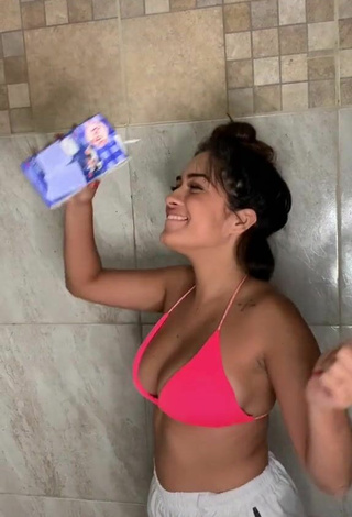 Thielly Martins (@thiellymartinsd) #bikini top  #pink bikini top  #wet  #cleavage  #bouncing boobs  #shorts  «Acabou a água ...»