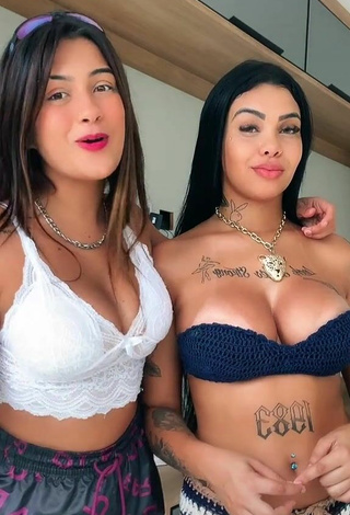 Thielly Martins (@thiellymartinsd) #sexy  #cleavage  #big boobs  #crop top  #bikini top  #booty shaking  «Seu 2 @ vai te dar um beijo»