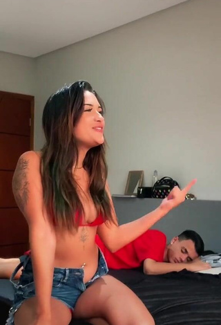 Thielly Martins (@thiellymartinsd) #cleavage  #belly button piercing  #bikini top  #red bikini top  #shorts  #jeans shorts  «Chama o teu vulgo #lovefunkhouse»