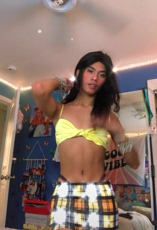 Toni Cervantes (@tonicervantess) #skirt  #checkered skirt  #crop top  #yellow crop top  #booty shaking 