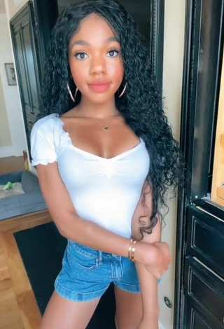 Teala Dunn (@ttlyteala) #cleavage  #booty shaking  #top  #white top  #shorts  #jeans shorts  «Day 10000 of failing to throw it...»