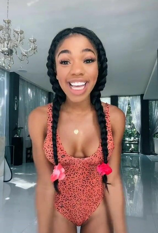 Teala Dunn (@ttlyteala) #cleavage  #swimsuit  #leopard swimsuit  #sexy  #bouncing boobs  «Scary huh»