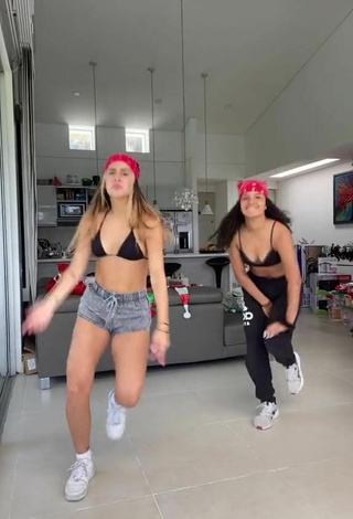 Valeria Sandoval (@valeria.sandovall) #sexy  #bikini top  #booty shaking  #legs  #dance  «Okay, creo q en este video hice...»