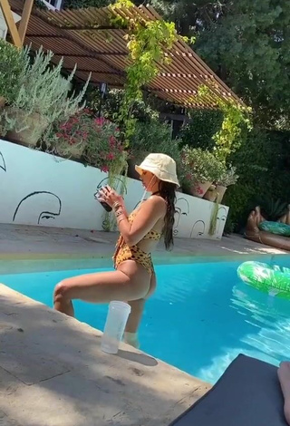 Vanessa Hudgens (@vanessahudgens) #swimming pool  #booty shaking  #butt  #swimsuit  «Do the peach dance.»