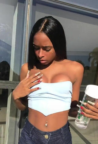 victoriasimonns (@victoriasimonns) #cleavage  #big boobs  #tube top  #white tube top  #belly button piercing  #shorts  #jeans shorts  «#lovefunkhouse»
