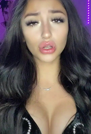 Sophie Díaz (@xo.phiee) #cleavage  #big boobs  #sexy  «Tongue tingz   #xyzbca»