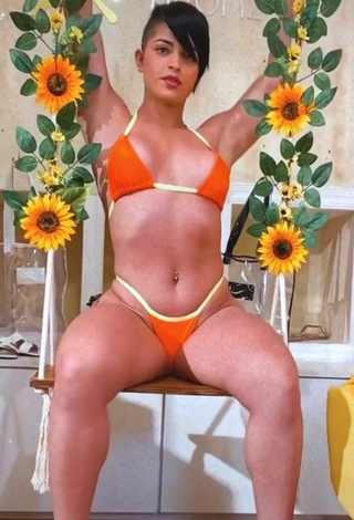 Yanne (@yannefitness) #bikini  #orange bikini  «Dia de bronze com marquinha na...»