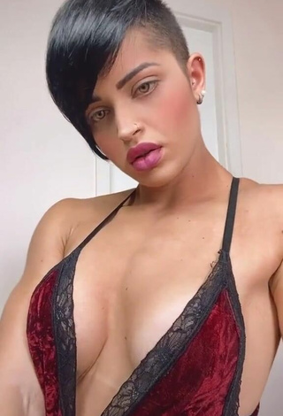 Yanne (@yannefitness) #cleavage  #sexy  «Boa noite tiktokes    #fy #fyp...»