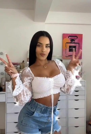 Yeimmy (@yeimmyoficial) #crop top  #white crop top  #booty shaking  #shorts  #jeans shorts  #cleavage  «Like si vieron el morado»