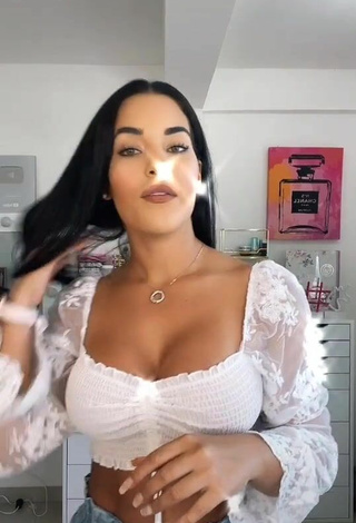 Yeimmy (@yeimmyoficial) #cleavage  #crop top  #white crop top  #big boobs 