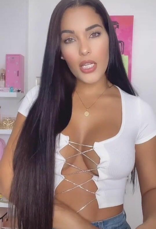 Yeimmy (@yeimmyoficial) #crop top  #side boob  #white crop top  #cleavage  «Broma»