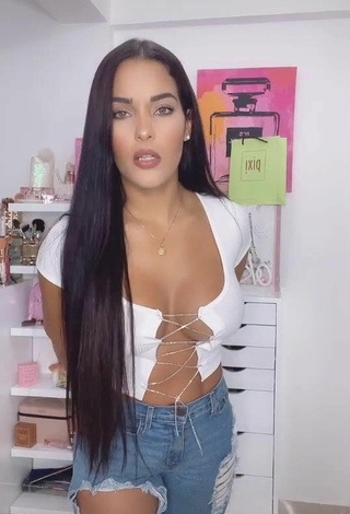 Yeimmy (@yeimmyoficial) #cleavage  #booty shaking  #crop top  #white crop top 