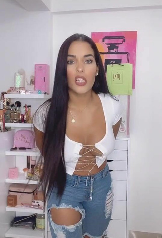 Yeimmy (@yeimmyoficial) #cleavage  #crop top  #white crop top  #booty shaking 