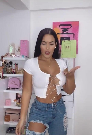 Yeimmy (@yeimmyoficial) #crop top  #white crop top  #cleavage  #booty shaking  «Borrador. Grabe este video 700...»