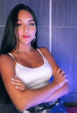 Yasmin Fernandes (@_yaasfernandes) #sport bra  #white sport bra  #booty shaking  #twerk  «A pessoa do vídeo anterior vai...»