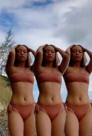 Amber Miles (@amberxmiles) #bikini  #beige bikini  #booty shaking  #belly button piercing  «it’s a vibe»