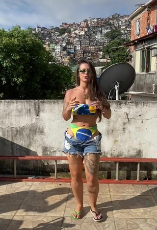 Bárbara Labres (@barbara.labres) #bikini  #shorts  #jeans shorts  «Hoje é rave tá chegando em 20...»