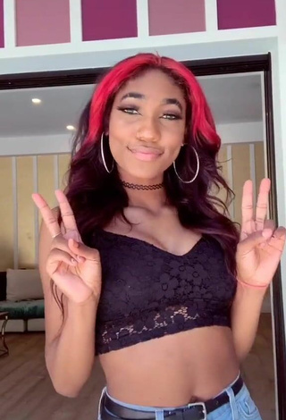 Bria Alana (@briaalanaa) #crop top #black crop top #bouncing boobs #cleavage #booty shaking «get you friends that hype you up...»