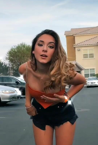 Bryana Pastor (@bryanapastor_) #shorts  #black shorts  #booty shaking  #crop top  #orange crop top  «En sus países a cuántos grados...»