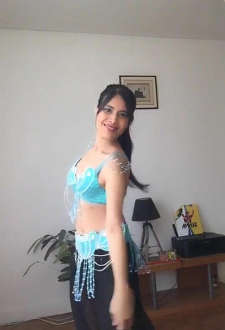 XENA (@crazu5) #crop top  #blue crop top  #booty shaking  #pants  «How is my belly dance#jasmine#fyp»