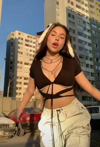 Daela (@daelavalera) #crop top  #black crop top  #cleavage  #bouncing boobs  #pants  «Tu @5 de wssp te tiene envidia...»