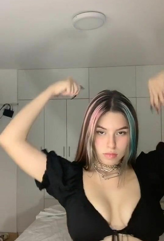 Daela (@daelavalera) #cleavage  #bouncing boobs  #crop top  #black crop top  «Macarena  Tu @1 de wssp le...»