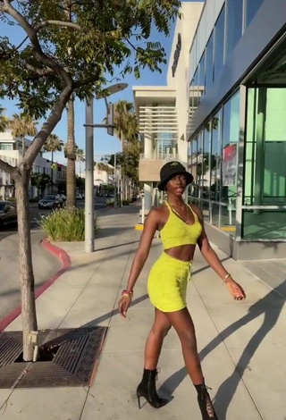 Diarra Sylla (@diarrasyllalofficiel) #street  #crop top  #yellow crop top  #skirt  #yellow skirt  #booty shaking  «Go bad b go bad b goo»