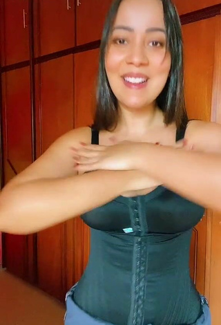 Dri Santos (@drisantosbr) #cleavage  #booty shaking  #corset  #black corset  «Mais alguém viciado nessa...»