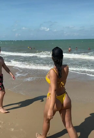 Dri Santos (@drisantosbr) #butt  #beach  #bikini  #yellow bikini  «Áudio pra vcs usarem bastanteee!...»