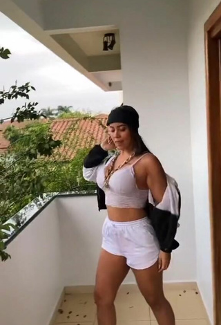 Dri Santos (@drisantosbr) #crop top  #white crop top  #cleavage  #shorts  #white shorts  #booty shaking  «Cheguei cedo na trend    amém...»