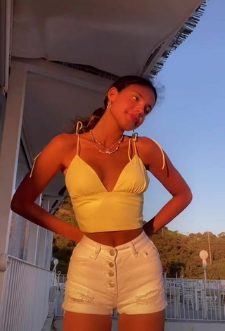 Ella Mendelsohn (@ellamendelsohn) #crop top  #white crop top  #shorts  #white shorts  «No makeup + tan the best...»