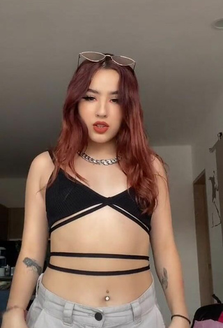 Fernanda Duran (@ferduranc) #belly button piercing  #crop top  #black crop top  #booty shaking  «❣️»