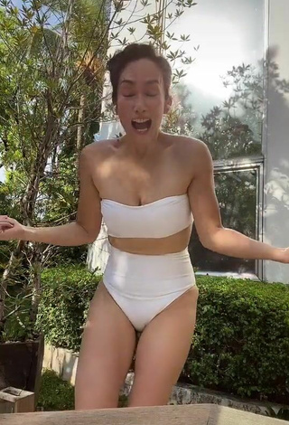 Ina Raymundo (@inaraymundo95) #bikini  #white bikini  #booty shaking  «Day 44: we gotta loosen up a bit.»