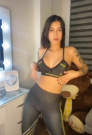 Jenn Muriel (@jennmuriel) #cleavage  #tattooed body  #sport bra  #leggings  #grey leggings  «Que quiere?   INSTAGRAM: JennMuriel»