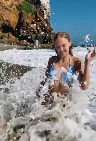 Jessica Belkin (@jessbelkin) #beach  #bikini  #wet  «I don’t know how you girls do...»