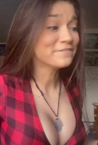 Karsynfoys (@karsynfoys) #cleavage  #big boobs  #bouncing boobs  #crop top  #checkered crop top  «pov: you’re telling your...»