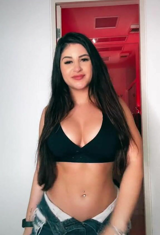 Le Azevedo (@leazevedo_) #cleavage  #bouncing boobs  #crop top  #black crop top  #booty shaking  #shorts  #jeans shorts  «Aprendendo!!  #viral...»