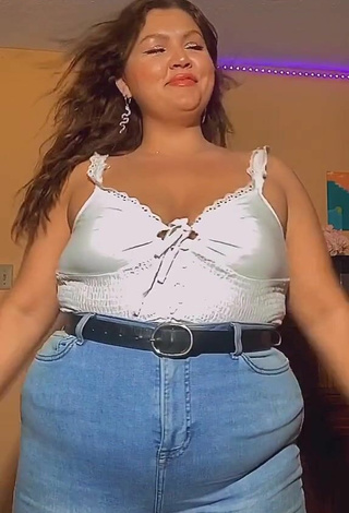 Lexie Lemon (@lexielemonn) #top  #white top  #bouncing boobs  #cleavage  #booty shaking  «one of y’all told me to wear...»