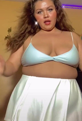Lexie Lemon (@lexielemonn) #cleavage  #bouncing boobs  #big boobs  #sport bra  #blue sport bra  #skirt  #white skirt  «Comment what percent your phone...»