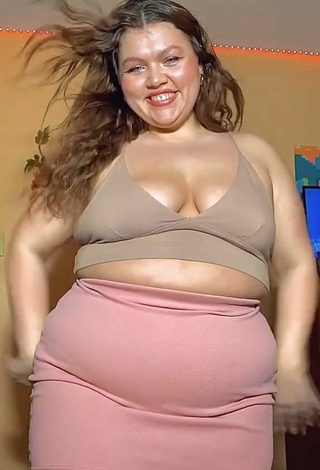 Lexie Lemon (@lexielemonn) #cleavage  #bouncing boobs  #crop top  #beige crop top  #skirt  #pink skirt  «Comment something you’re excited...»