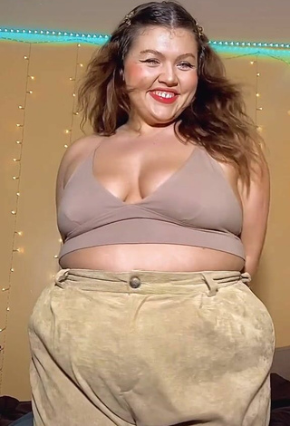 Lexie Lemon (@lexielemonn) #cleavage  #bouncing boobs  #crop top  #beige crop top  #booty shaking  «Felt this one #fyp...»