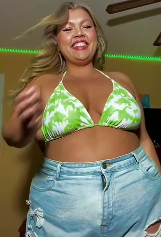 Lexie Lemon (@lexielemonn) #bikini top  #bouncing boobs  #booty shaking  «How y’all doing today #fyp»