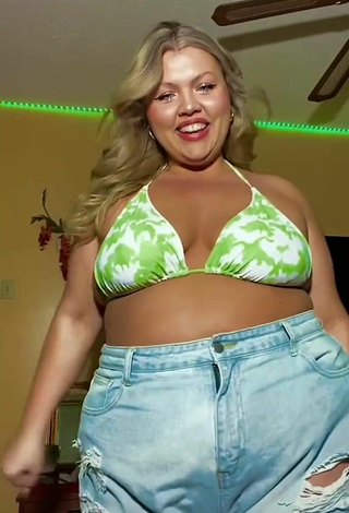 Lexie Lemon (@lexielemonn) #bikini top  #bouncing boobs  #booty shaking  «What’s your fav smoothie :) #fyp»